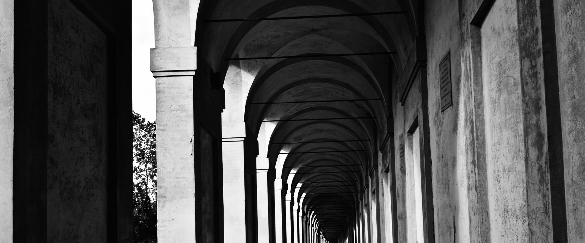 Portici di San Luca in biancoenero foto di Letizia Carabini